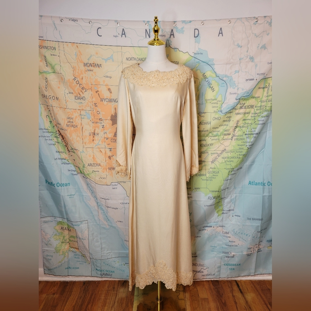 Vintage 1960s Wedding Dress Formal Gown Bride With Pearls & Lace.